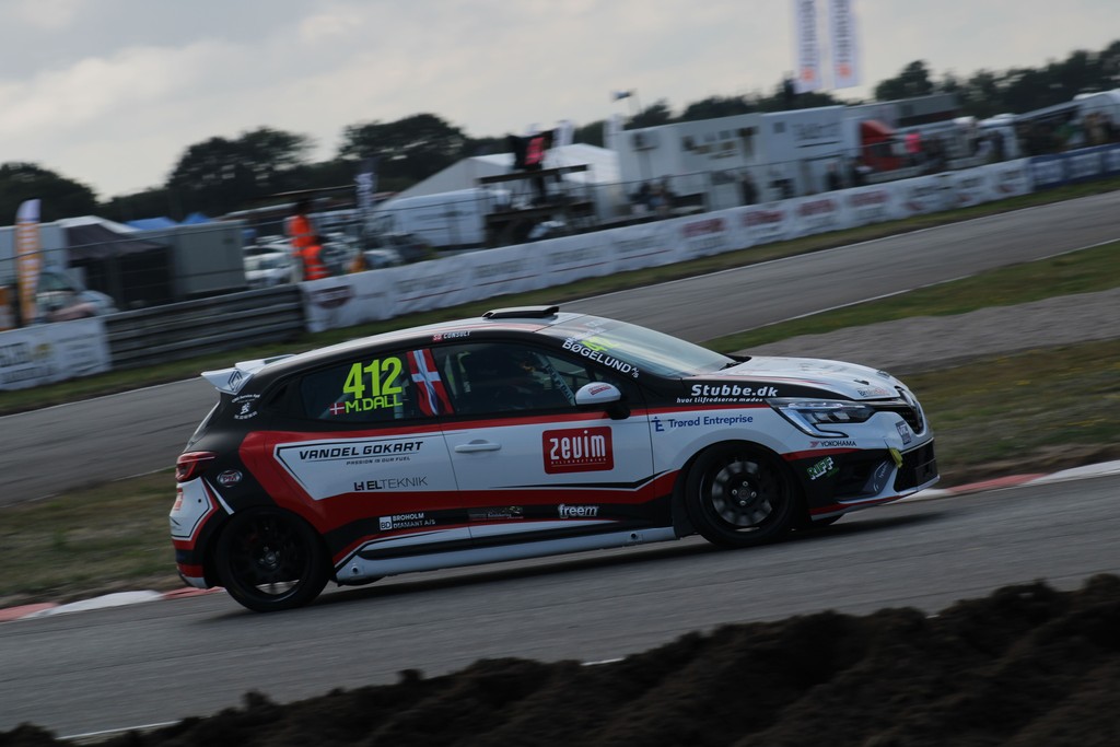 Mathias Dall fik kørt en masse omgange i sin nye Renault Clio V Cup, og fik en masse nyttig viden i sin asfaltbanedebut
(Foto: JJ Media)
